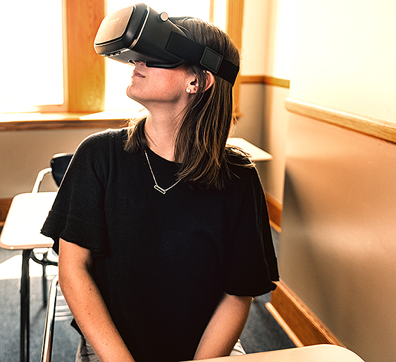 Étudiants en histoire observant un site ancien à l’aide d’une restitution en réalité virtuelle.
