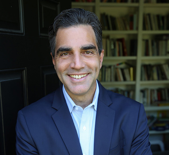 Étudiants en histoire observant un site ancien à l’aide d’une restitution en réalité virtuelle.